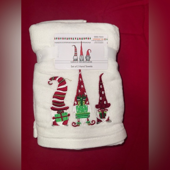 NWT SET OF CHRISTMAS 2 HAND TOWELS WITH EMBROIDERED CARACTER HOLLYDAY. - Picture 3 of 4